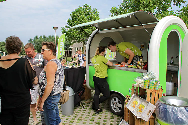 9-6-2018 - Proeverij in zomersfeer door de PLUS in Waarder_17
